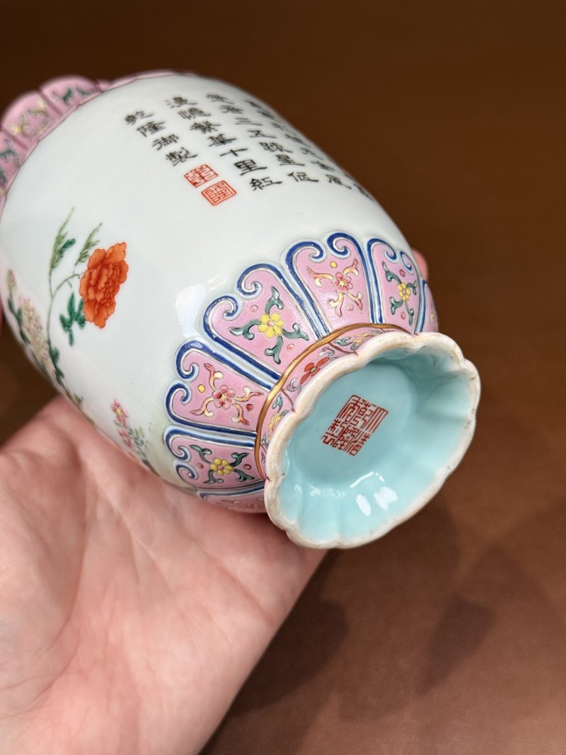 清乾隆 御题诗洋彩芙蓉图浮雕藕粉地十瓣花口瓶 - 图14