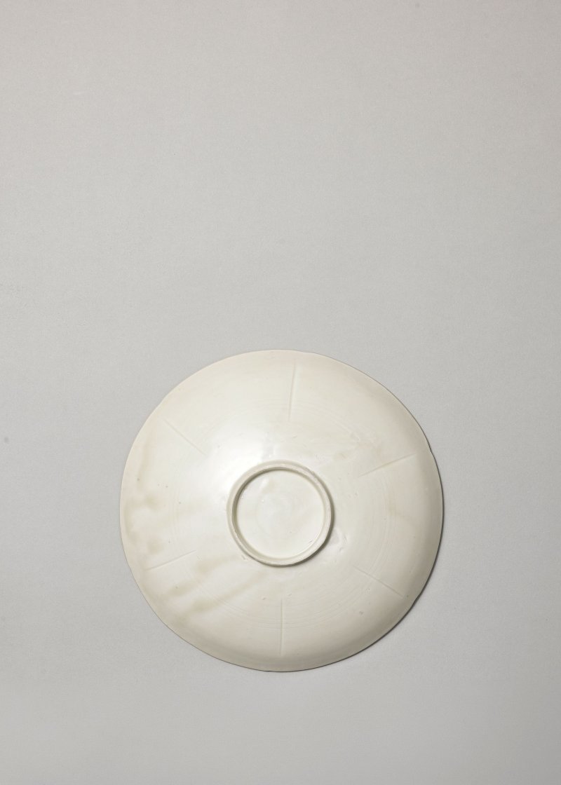 北宋　定窯白釉刻蓮花紋葵形盤 | A DING INCISED WHITE-GLAZED 'LOTUS' LOBED DISH - 图5