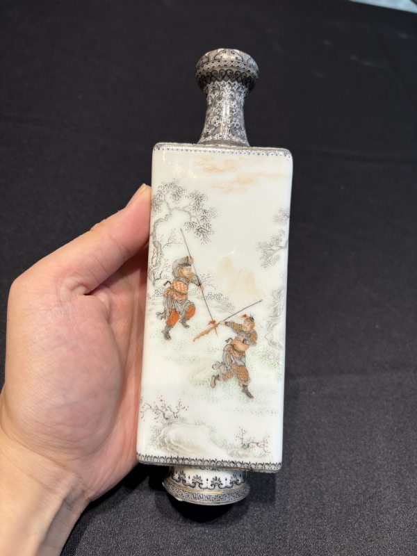 民國汪曉棠 墨彩礬紅描金《水滸傳》人物故事瓶一對 - 图19