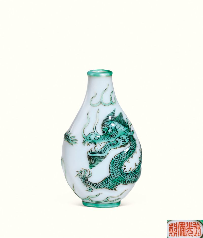清道光 浅浮雕绿彩云龙纹鼻烟壶 - 图1