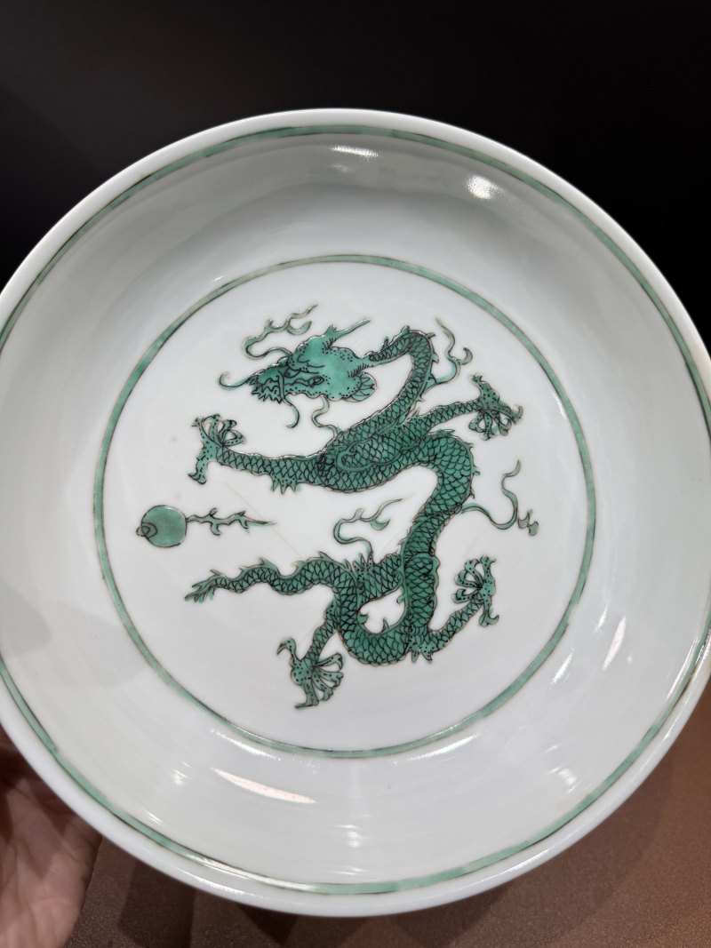 清康熙 暗刻海水绿彩龙纹盘 - 图5