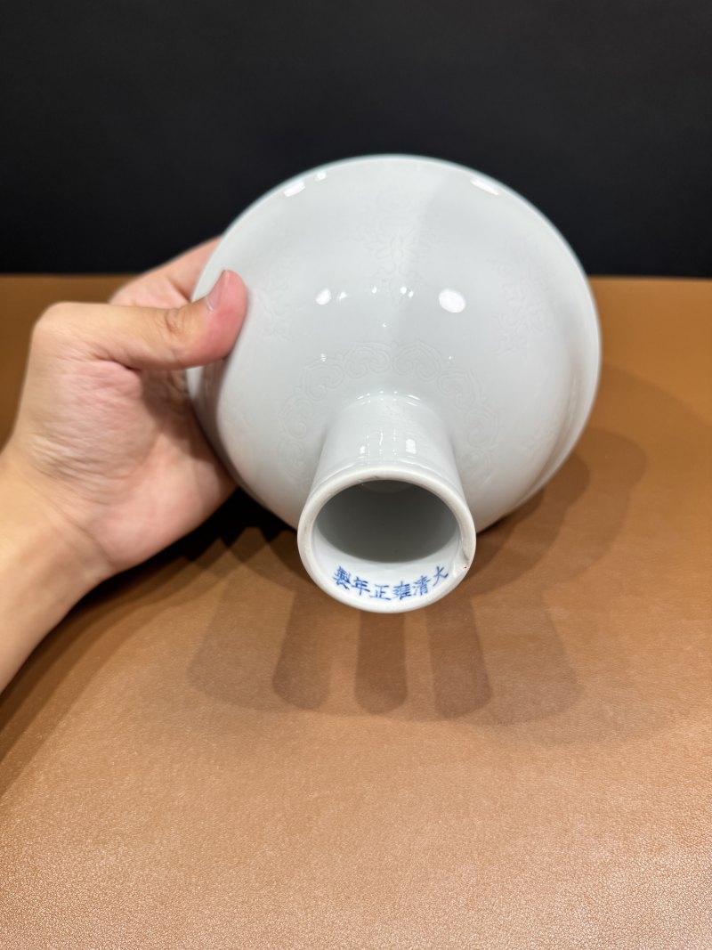 清雍正 白釉暗刻八宝纹高足碗 - 图12