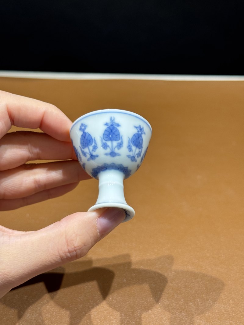 清雍正 仿成化青花莲托八吉祥小高足杯 - 图4