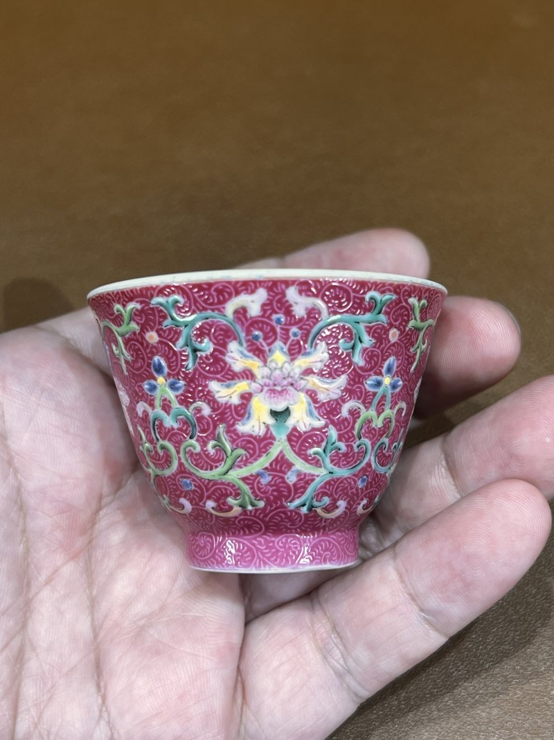 清乾隆 胭脂红地轧道洋彩缠枝宝相花纹杯及杯托（一套） - 图6