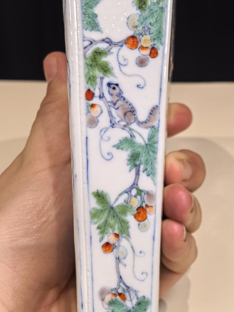 清雍正 斗彩竹雀松鼠葡萄图扇形壁瓶 - 图9