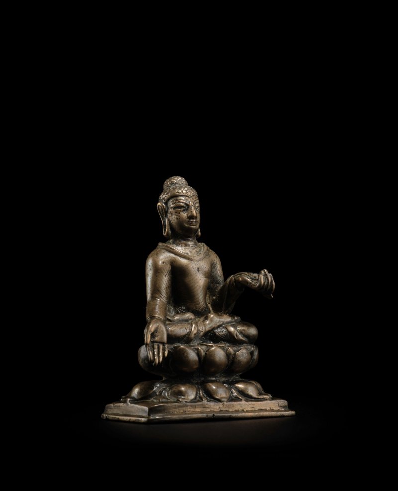 斯瓦特 七/八世紀 釋迦牟尼銅像 | A COPPER ALLOY FIGURE OF BUDDHA SHAKYAMUNI - 图3