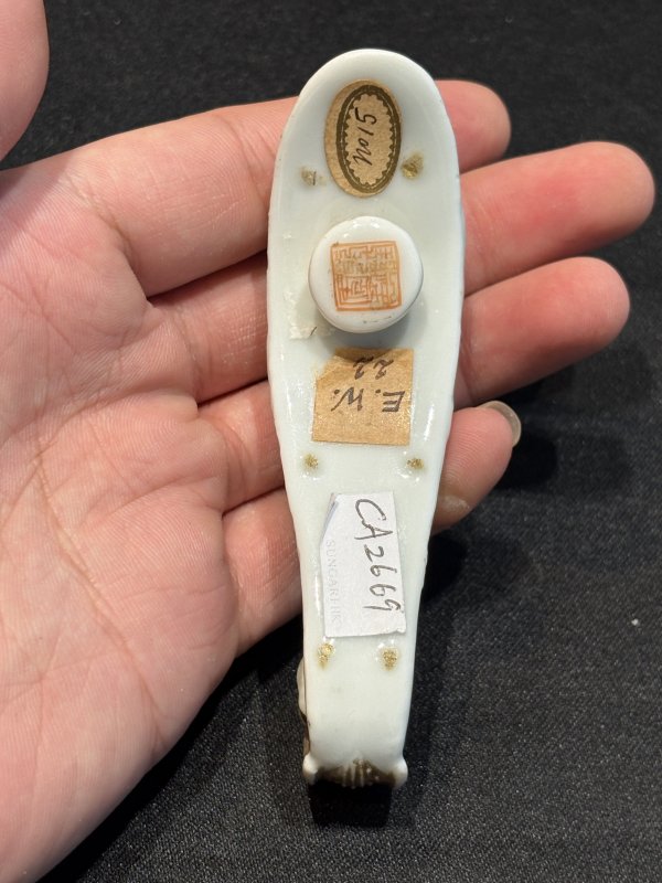 清乾隆白釉描金模印鹿壽同春圖龍首帶鉤 - 图9