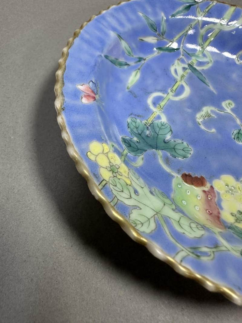    清光绪 粉彩籁瓜纹菊瓣盘、松绿地粉彩芍药图菊瓣盘（两件一组） - 图9