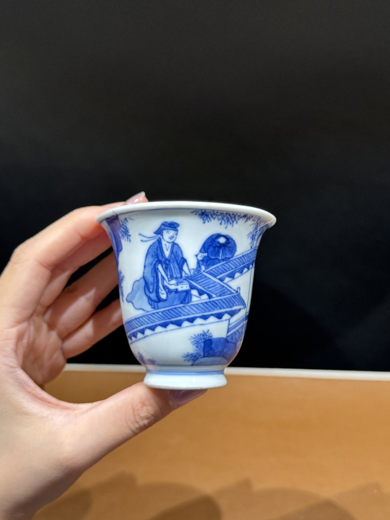 清康熙 青花西厢记之崔莺莺听琴图铃铛杯 - 图7