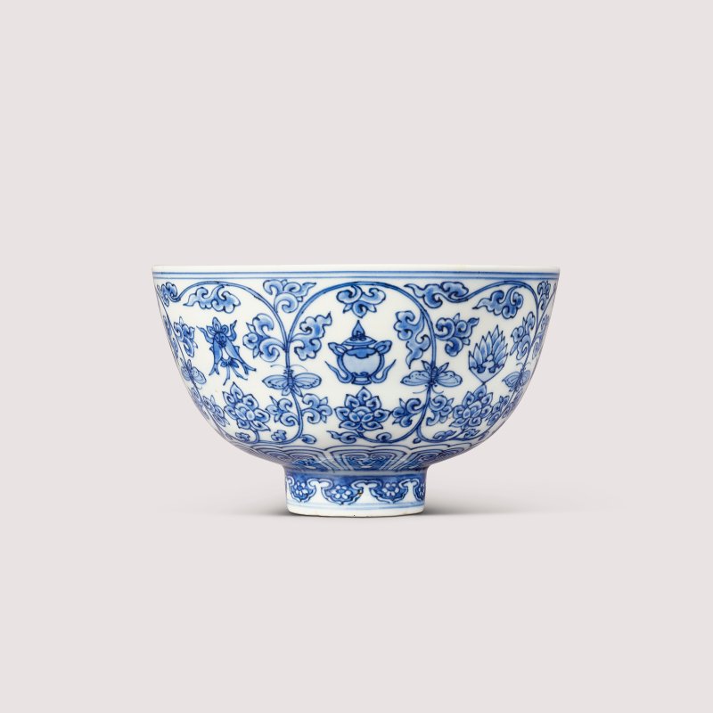 明嘉靖 青花纏枝蓮托八吉祥紋盌 雙圈六字楷書款  JIAJING SIX-CHARACTER MARK IN UNDERGLAZE BLUE WITHIN A DOUBLE CIRCLE AND OF THE PERIOD (1522-1566) - 图1