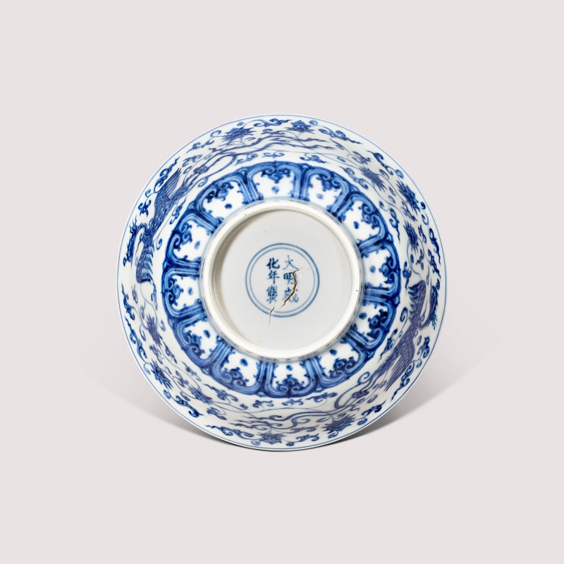 明成化 青花鳯穿蓮紋盌 雙圈六字楷書款  CHENGHUA SIX-CHARACTER MARK IN UNDERGLAZE BLUE WITHIN A DOUBLE CIRCLE AND OF THE PERIOD (1465-1487) - 图3