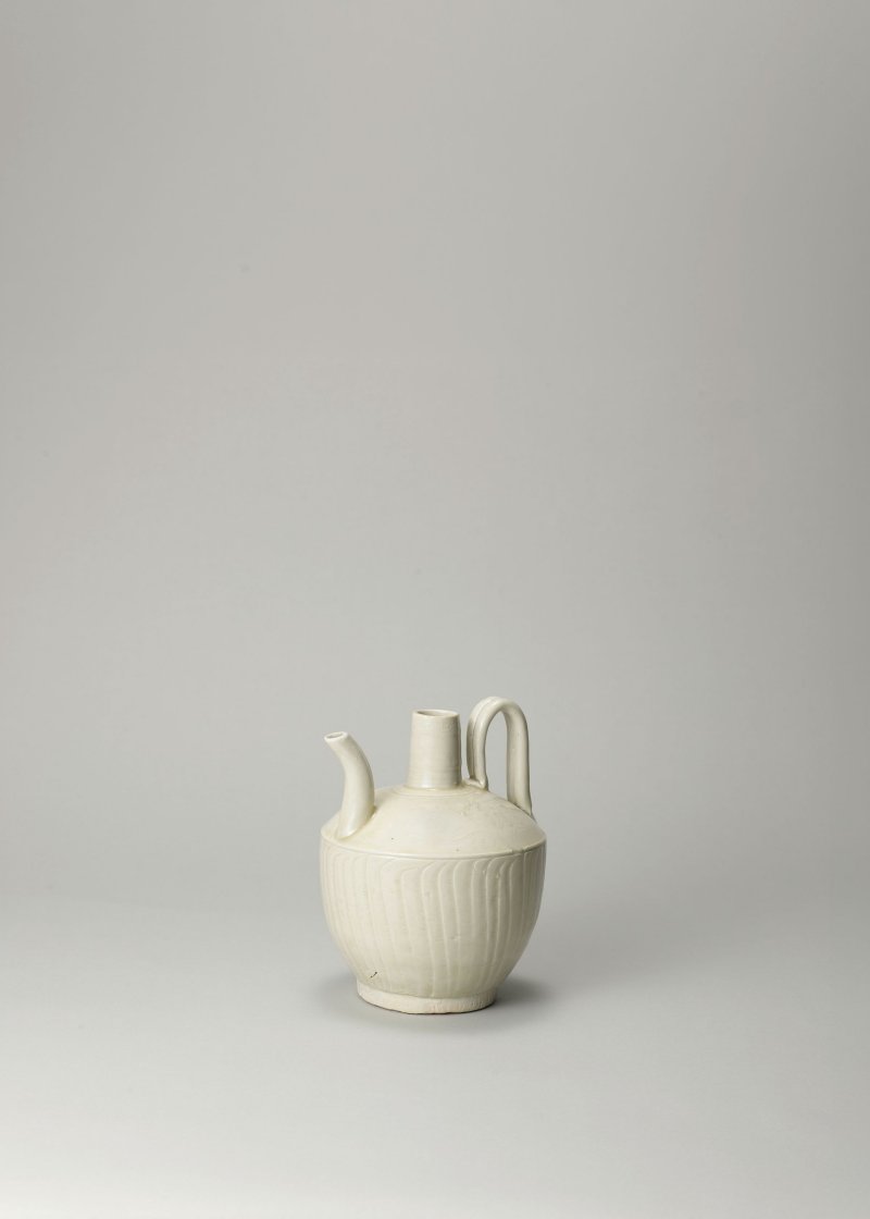 宋　定窯系白釉水波紋執壺 | A DING-TYPE WHITE-GLAZED EWER - 图3