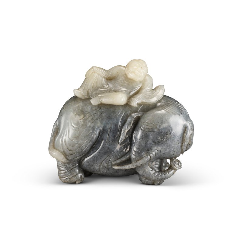 清十八/十九世紀 墨白玉巧雕迦理迦尊者擺件  QING DYNASTY, 18TH-19TH CENTURY