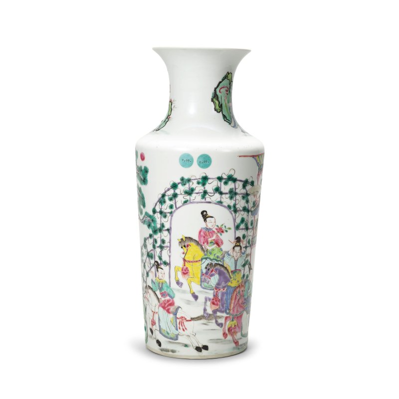 清雍正　粉彩隋朝宮人扮昭君圖棒錘瓶 | A ROSE-VERTE 'FIGURAL' VASE - 图3