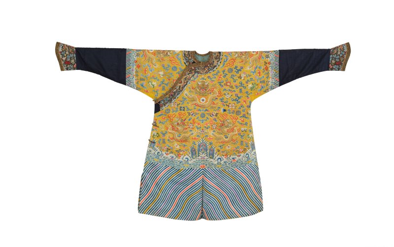清十九世纪　明黃緞繡五彩金龍十二章紋吉服袍 | AN IMPERIAL YELLOW-GROUND EMBROIDERED SILK 'TWELVE SYMBOLS' DRAGON ROBE - 图1