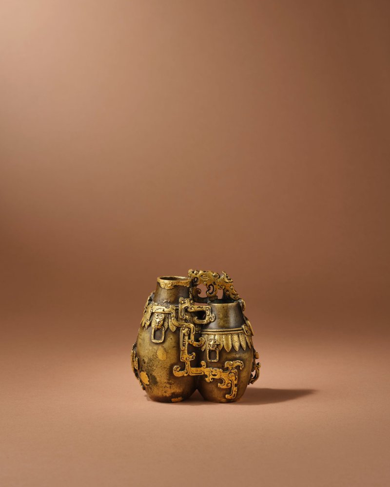 清乾隆　銅局部鎏金夔龍紋雙聯瓶 | A RARE IMPERIAL PARCEL-GILT BRONZE DOUBLE-VASE - 图2