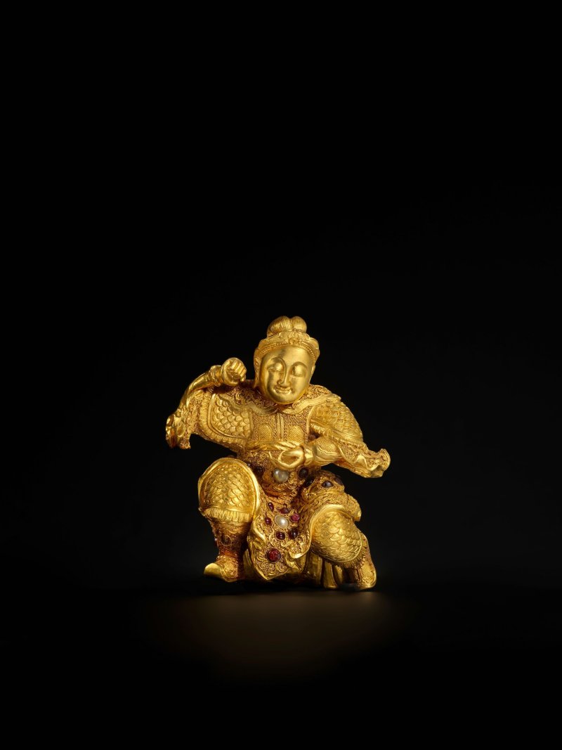 清乾隆 金嵌寶忠臣像 | AN EXCEPTIONALLY RARE GOLD GEM-SET FIGURE OF THE 'LOYAL GENERAL' - 图2