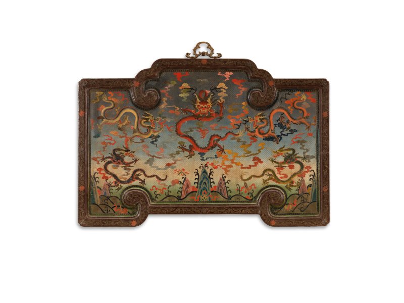 十八世紀　填漆五龍圖掛屏 | A RARE LARGE TIANQI POLYCHROME LACQUER 'FIVE DRAGON AND EIGHT TREASURES' PANEL - 图3