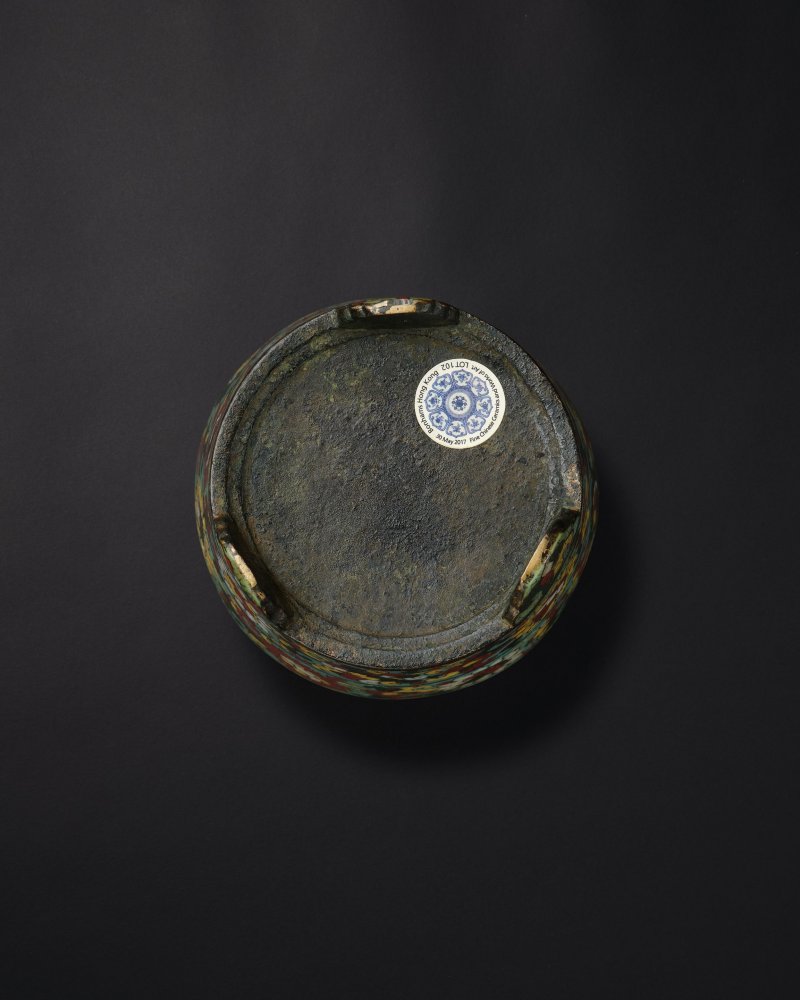 十四世紀　掐絲琺瑯纏枝蓮托雜寶紋三足爐 | A VERY RARE CLOISONNÉ ENAMEL 'TREASURES' INCENSE BURNER - 图8
