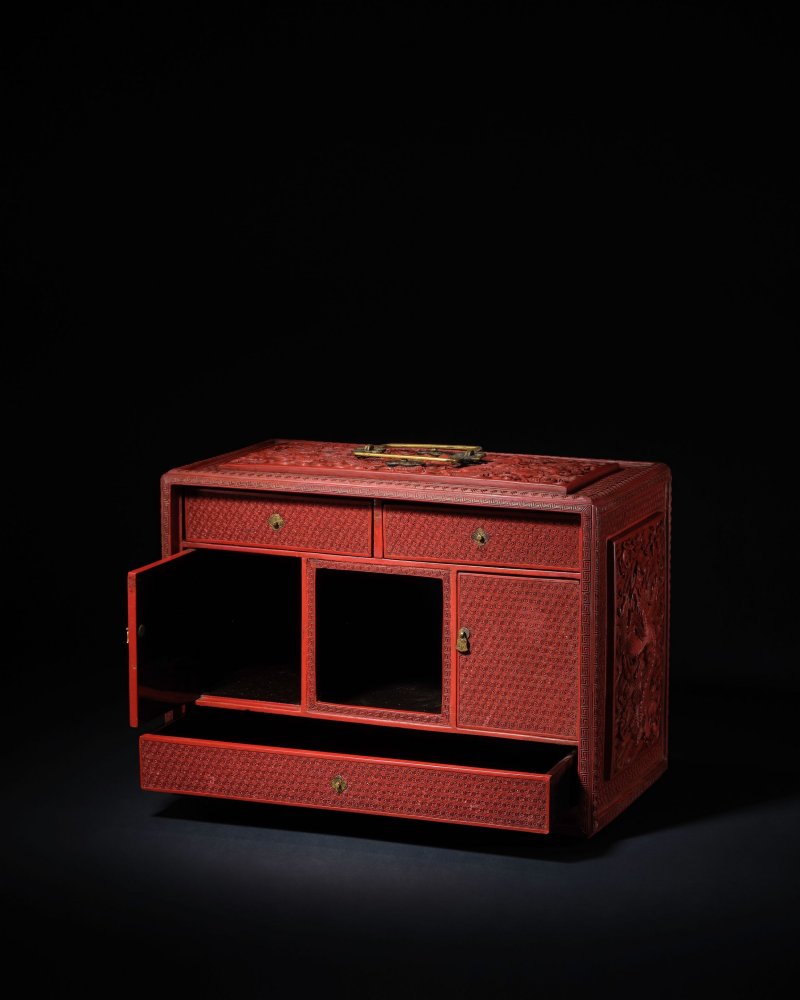 清乾隆　剔紅九龍圖提梁匣 | A CARVED CINNABAR LACQUER 'DRAGON' CABINET - 图2