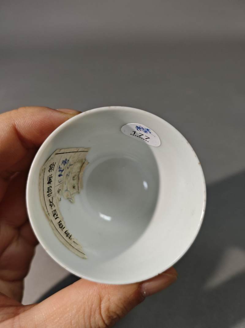    白地轧道粉彩人物杯 - 图4