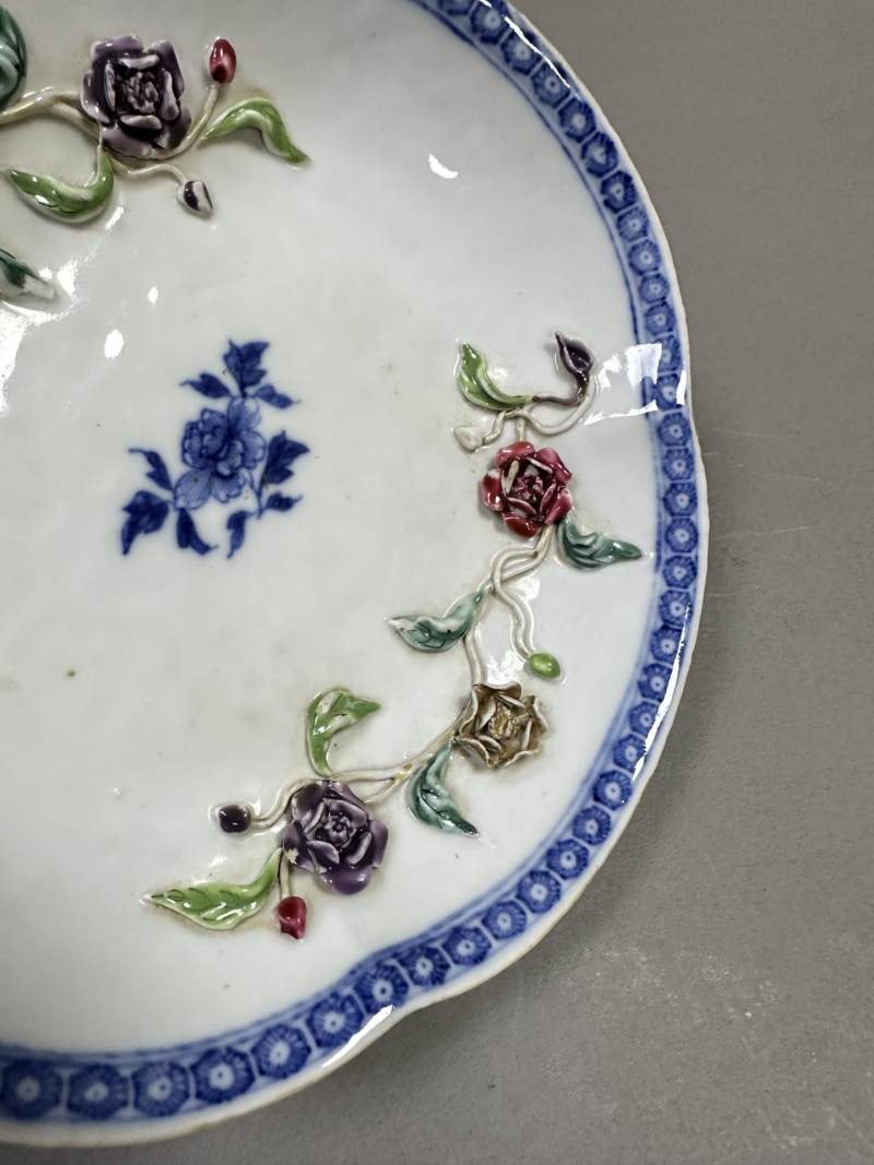    清 青花贴塑粉彩花卉纹盘 - 图5