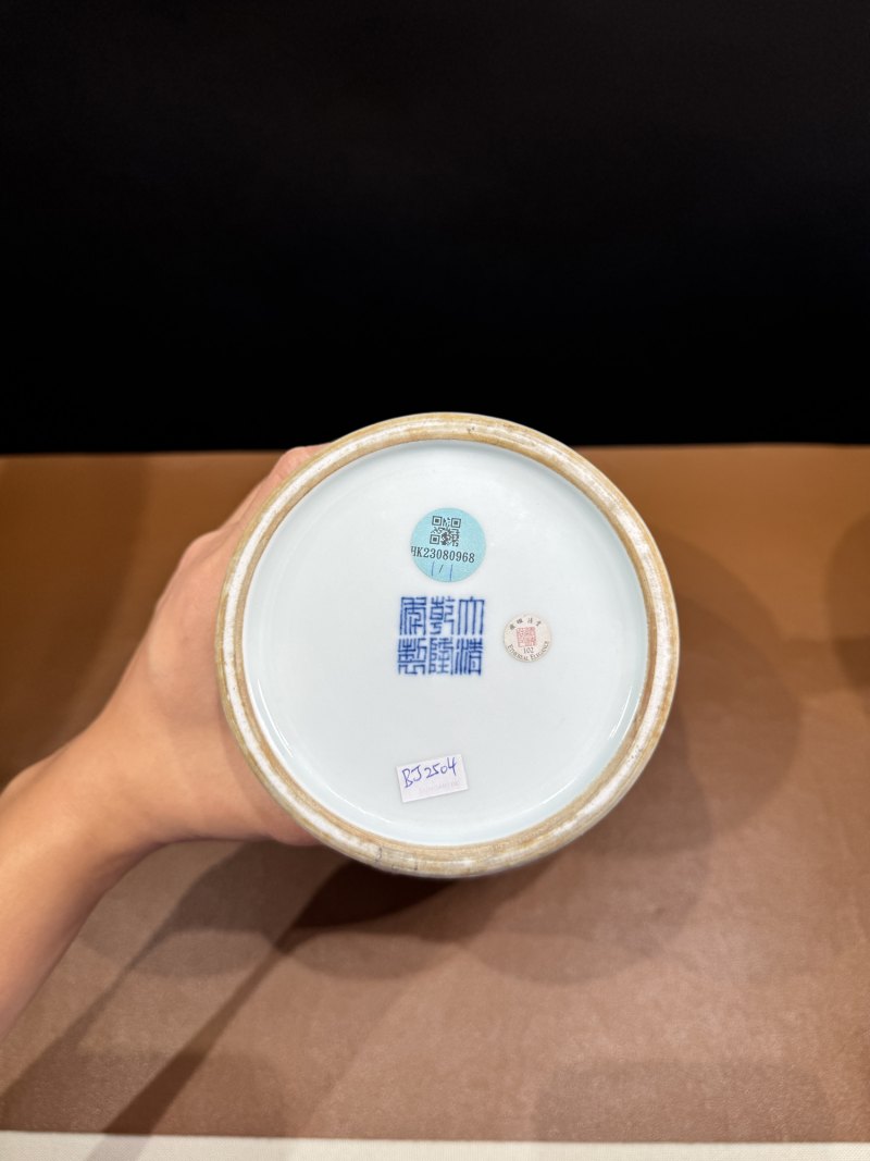 清乾隆 青花缠枝花卉纹出戟双耳尊 - 图18