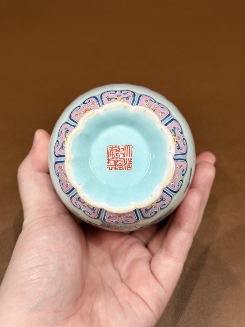 清乾隆 御题诗洋彩芙蓉图浮雕藕粉地十瓣花口瓶 - 图15