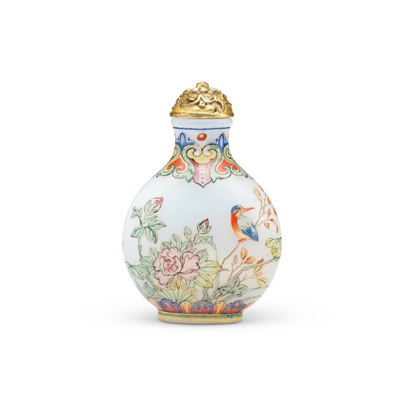 清乾隆 御製玻璃胎畫琺瑯牡丹翠鳥圖鼻煙壺 藍料「乾隆年製」楷書款  BEIJING PALACE WORKSHOPS, QIANLONG FOUR-CHARACTER MARK IN BLUE ENAMEL AND OF THE PERIOD (1736-1795)