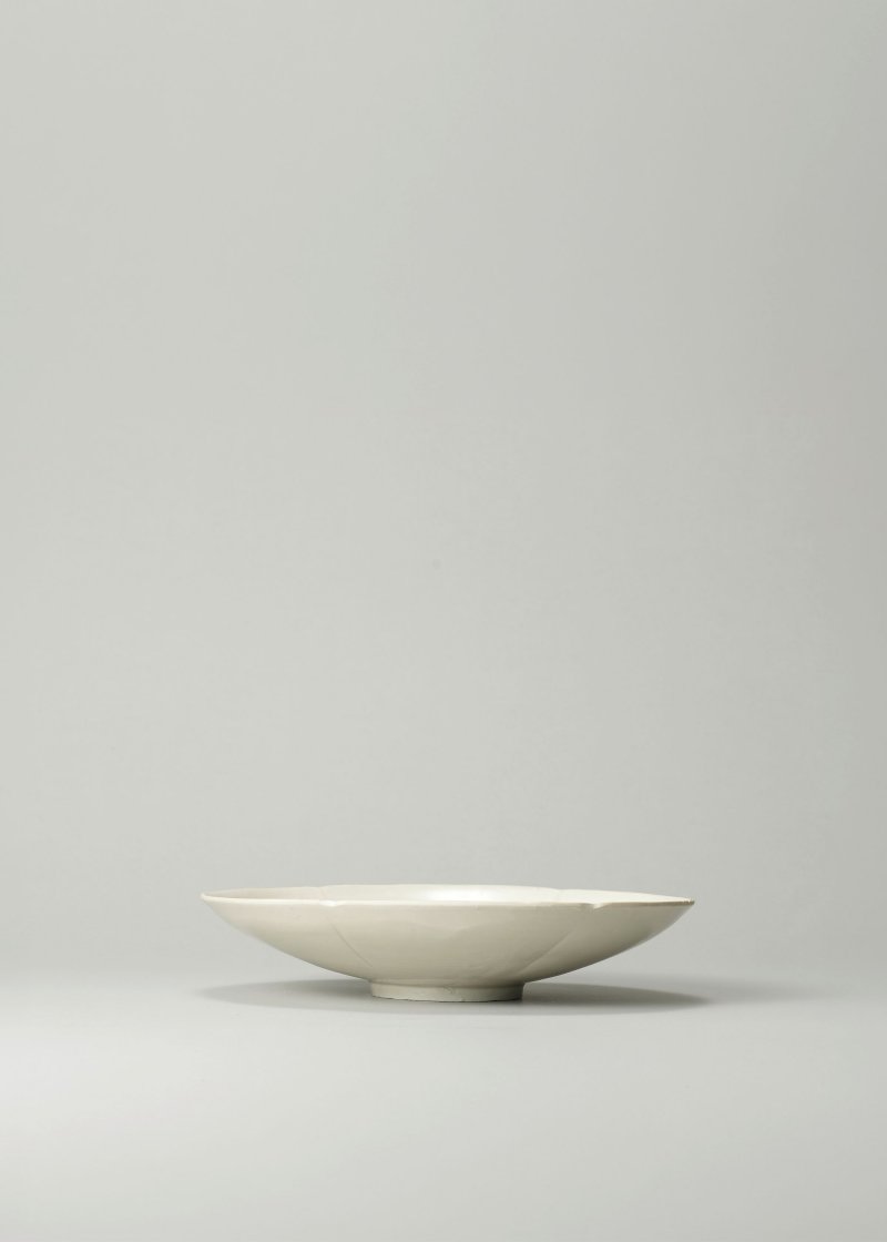 北宋　定窯白釉刻蓮花紋葵形盤 | A DING INCISED WHITE-GLAZED 'LOTUS' LOBED DISH - 图6