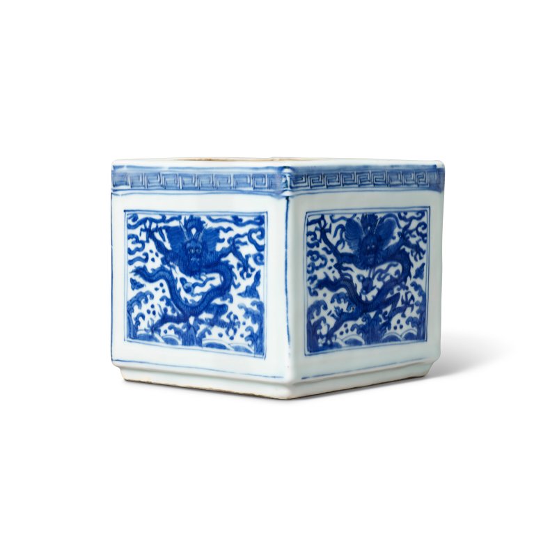 明萬曆 青花雲龍戲珠紋方盒 雙圈六字楷書款  WANLI SIX-CHARACTER MARK IN UNDERGLAZE BLUE WITHIN A DOUBLE CIRCLE AND OF THE PERIOD (1573-1620) - 图1