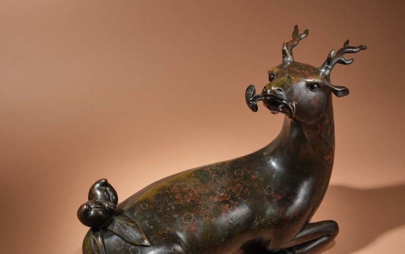 明成化十年（1474）　銅銜芝臥鹿 | A VERY LARGE AND IMPORTANT DOCUMENTARY BRONZE FIGURE OF A DEER - 图6