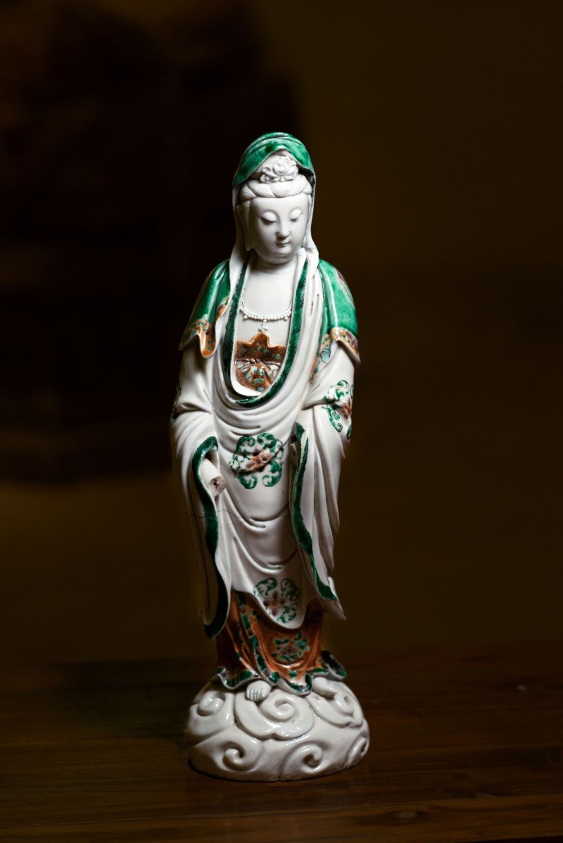 清康熙 德化五彩觀音立像 | A WUCAI DECORATED DEHUA FIGURE OF GUANYIN - 图8