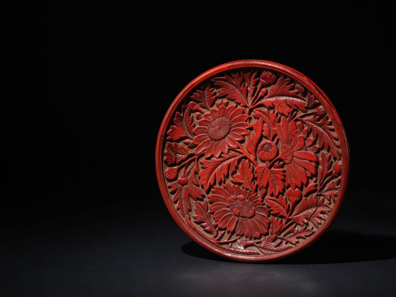 元　剔紅菊花紋盤 | A CARVED CINNABAR LACQUER 'CHRYSANTHEMUM' DISH
