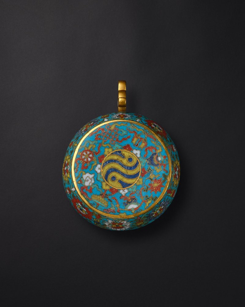 明十六/十七世紀　掐絲琺瑯太極番蓮八吉祥紋單把杯 | A CLOISONNÉ ENAMEL 'BAJIXIANG' HANDLED CUP - 图4