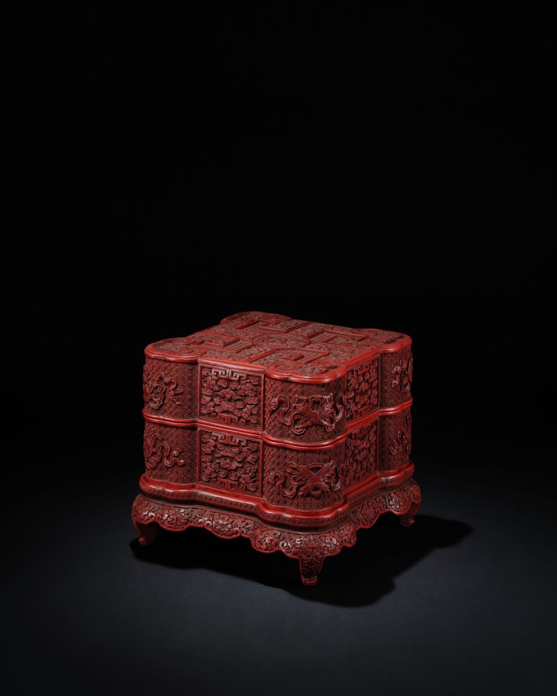 清乾隆　剔紅仙人賀壽圖雙層套盒連座 | A VERY RARE CARVED CINNABAR LACQUER 'IMMORTAL' TWO-TIERED COVERED BOX AND STAND - 图2