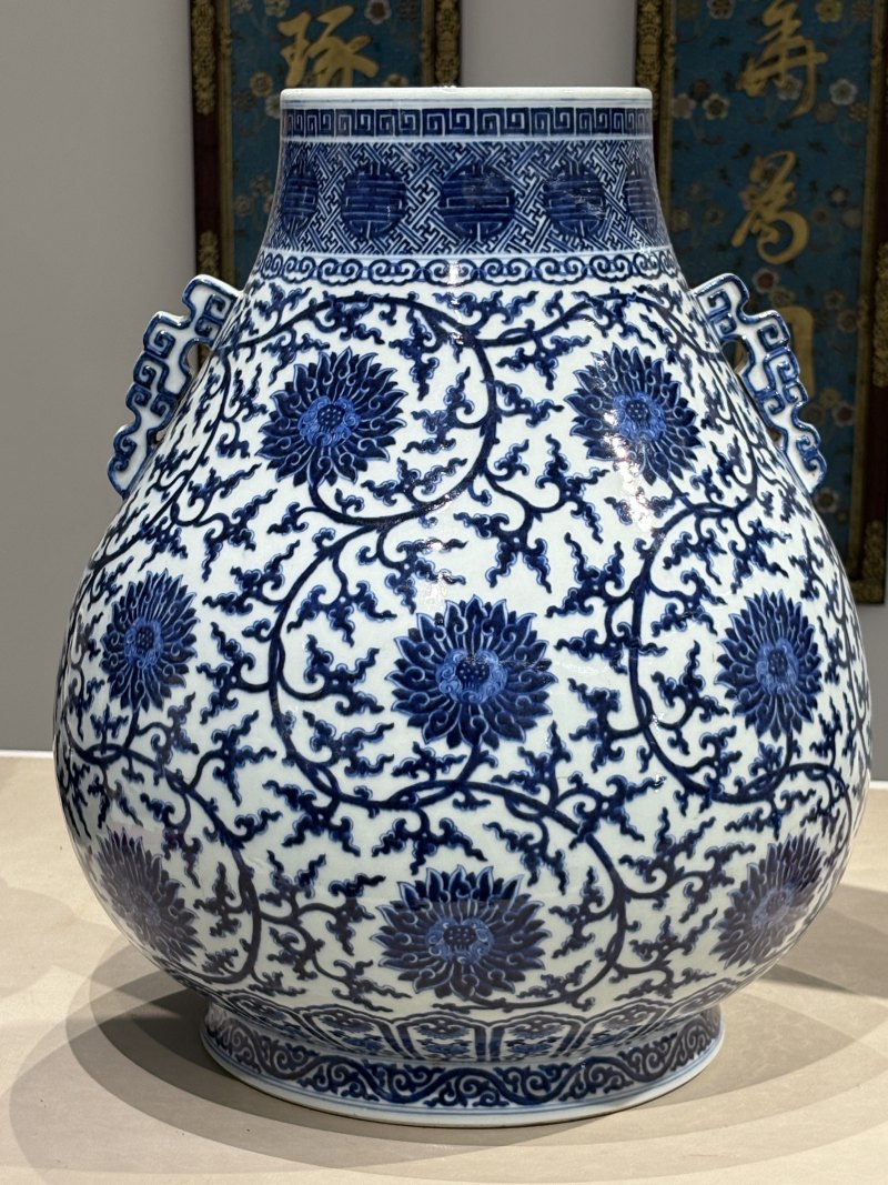 清乾隆青花纏枝蓮紋雙夔龍耳尊 - 图3