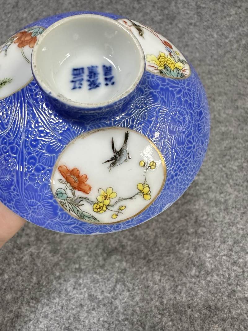    民国 江西瓷业公司蓝地轧道粉彩开窗花鸟盖碗一对 - 图18
