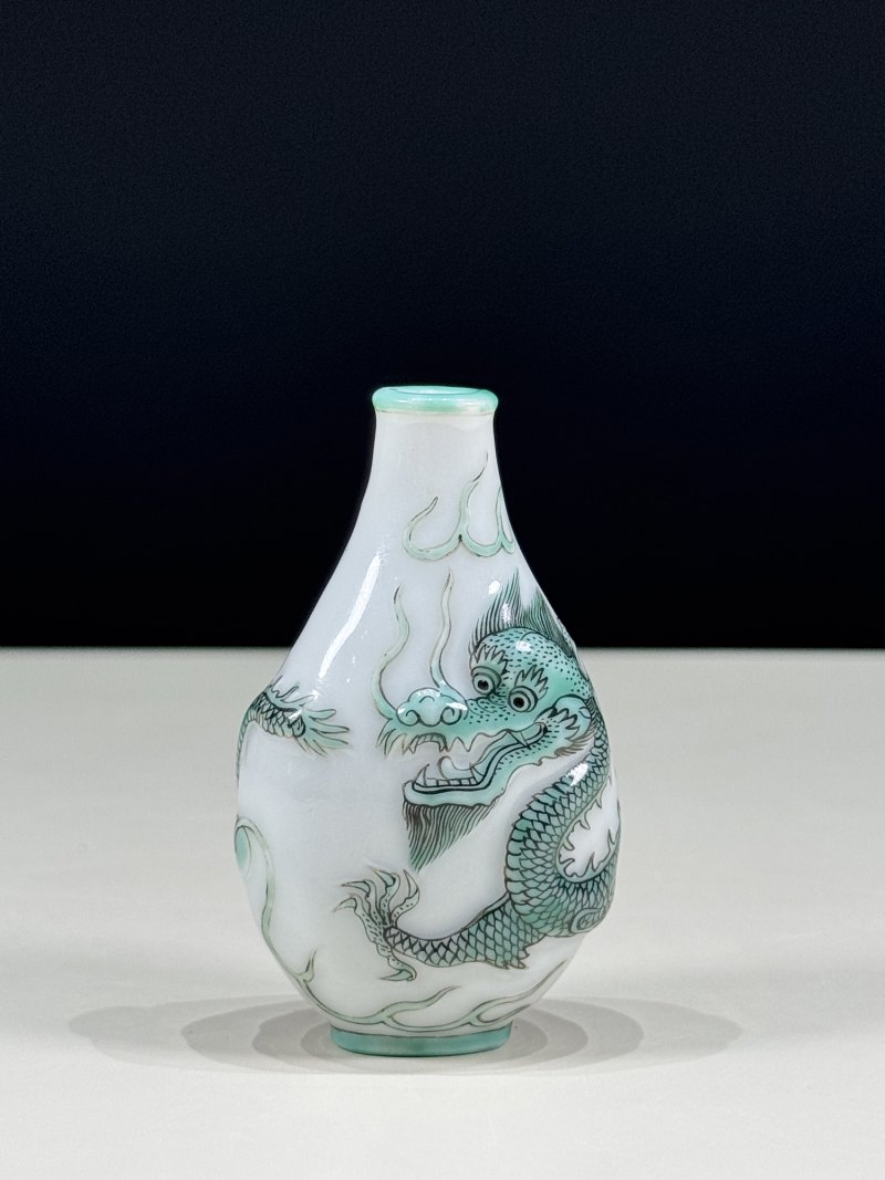 清道光 浅浮雕绿彩云龙纹鼻烟壶 - 图2