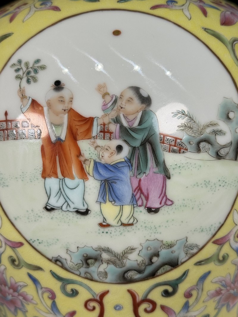 民国 黄地粉彩开光婴戏图盖罐 - 图11