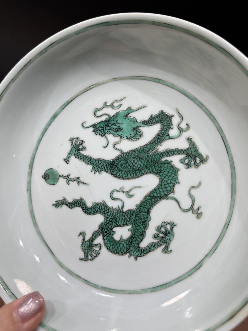 清康熙 暗刻海水绿彩龙纹盘 - 图6