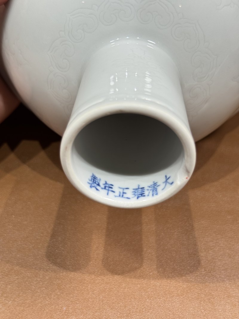 清雍正 白釉暗刻八宝纹高足碗 - 图13