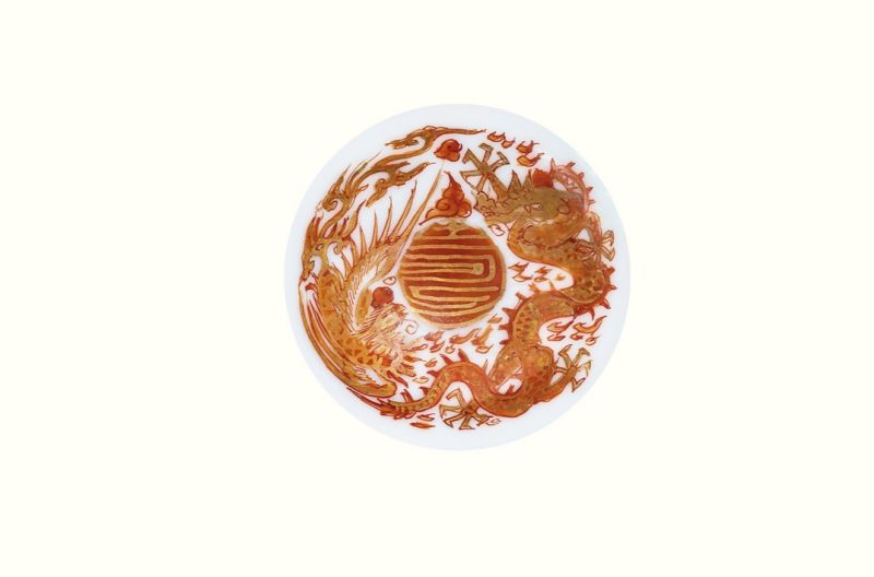 清康熙 矾红描金龙凤捧寿纹高足杯 - 图2