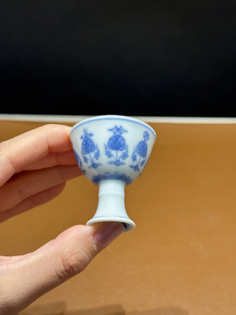 清雍正 仿成化青花莲托八吉祥小高足杯 - 图5