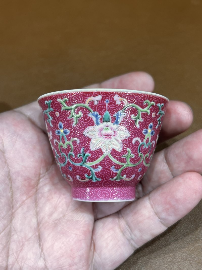 清乾隆 胭脂红地轧道洋彩缠枝宝相花纹杯及杯托（一套） - 图7