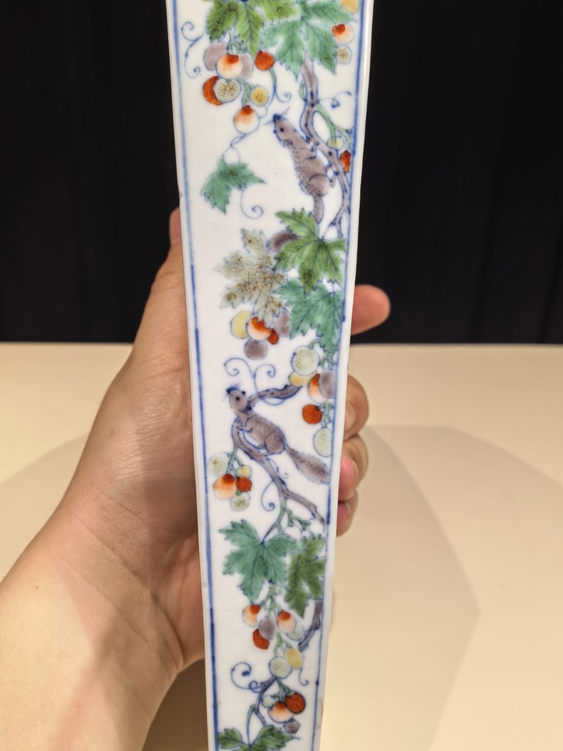 清雍正 斗彩竹雀松鼠葡萄图扇形壁瓶 - 图10