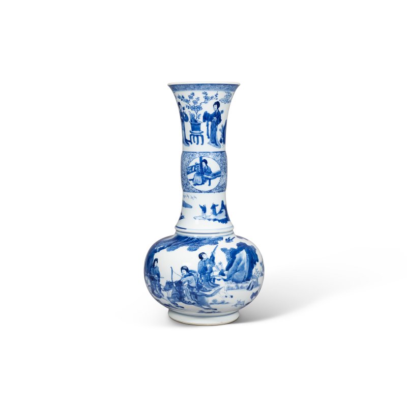 清康熙 青花仕女遊獵圖長頸瓶 雙圈三行六字楷書款  KANGXI SIX-CHARACTER MARK IN UNDERGLAZE BLUE WITHIN A DOUBLE CIRCLE AND OF THE PERIOD (1662-1722) - 图1