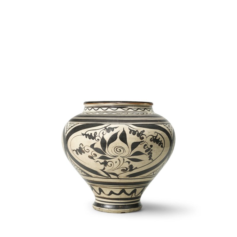 元　磁州窯白地黑花開光人物花鳥圖大罐 | A CIZHOU PAINTED 'FIGURAL' JAR - 图2