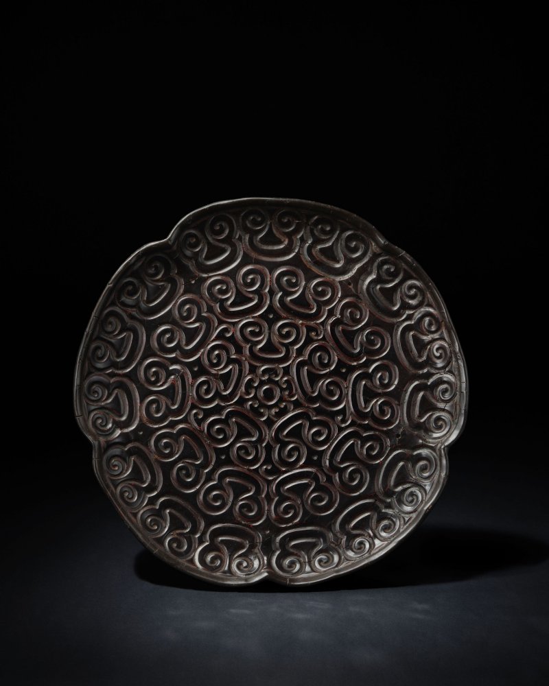 元末/明初　剔犀黑漆如意雲紋梅瓣式大盤 | A LARGE TIXI BLACK LACQUER PRUNUS-SHAPED DISH - 图1