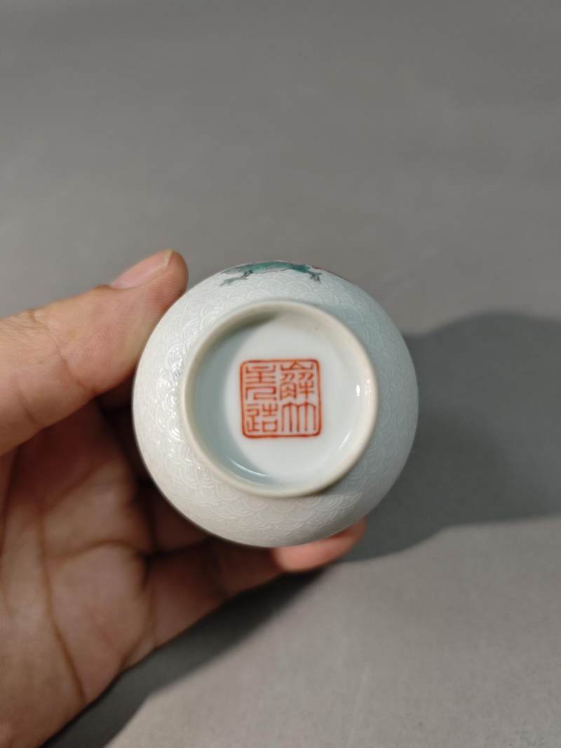    白地轧道粉彩人物杯 - 图5
